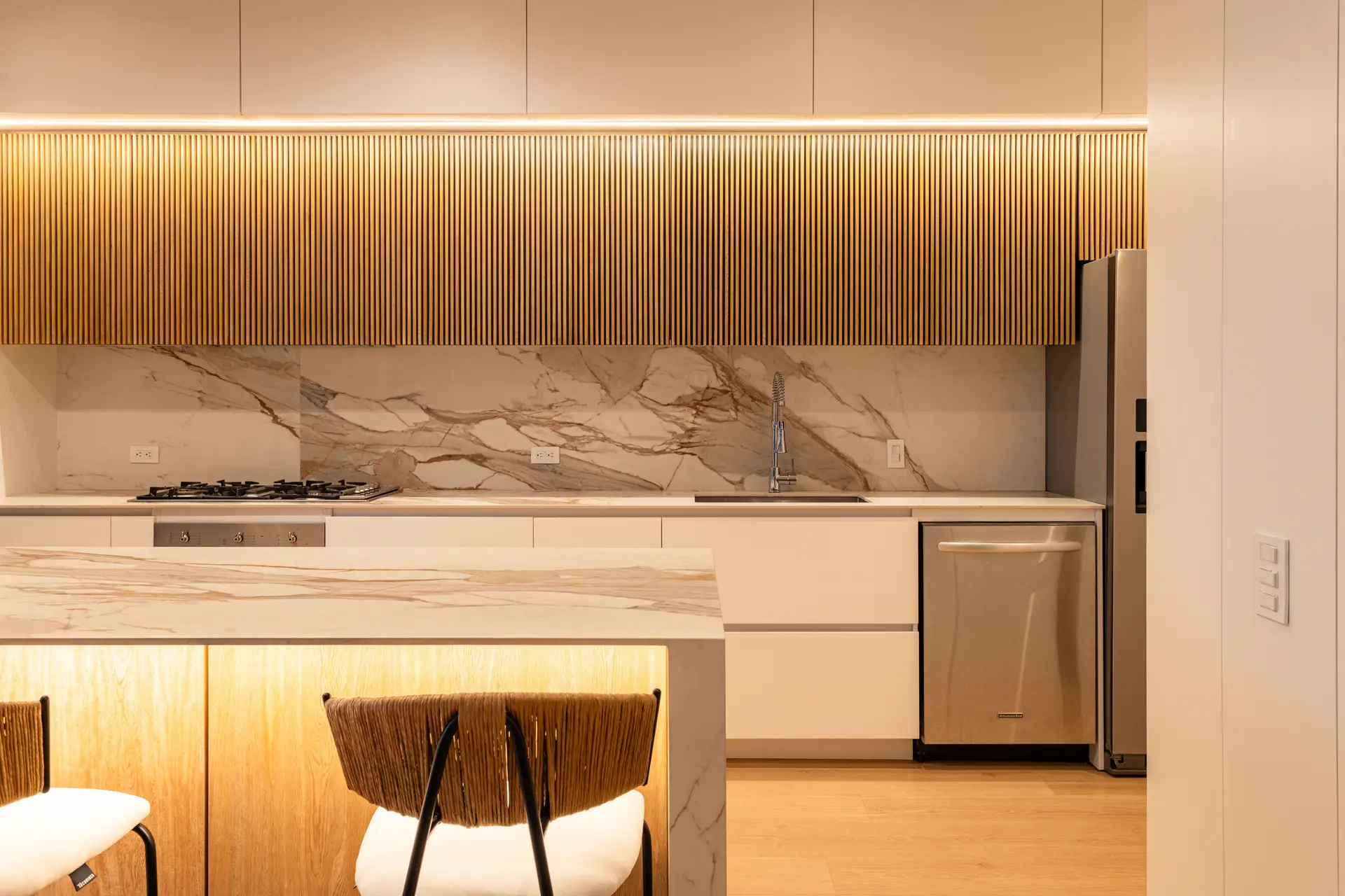 Modern kitchen with marble and wood details